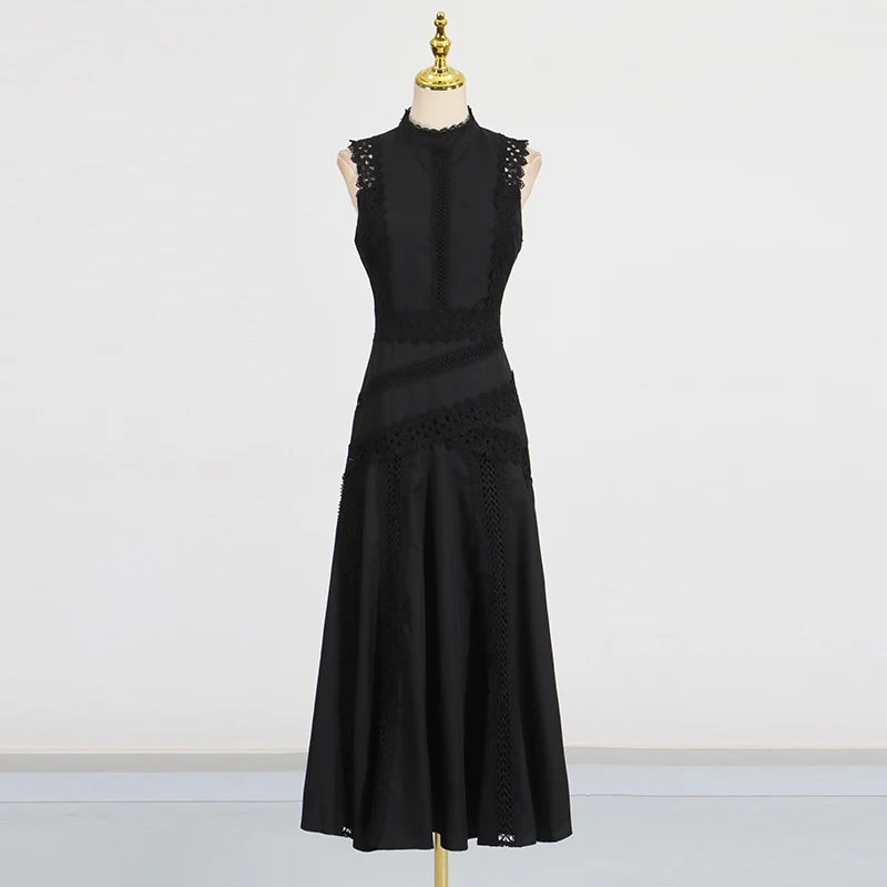 Ärmelloses Damen-Spitzenkleid mit Rundhalsausschnitt und Patchwork-Design – figurbetont und mit Hohldetails.