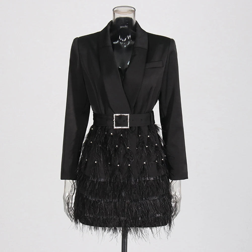 Elegantes Damenkleid mit V-Ausschnitt, kurzen Ärmeln und Perlenverzierung – figurbetontes Design mit Rüschen und Falten.