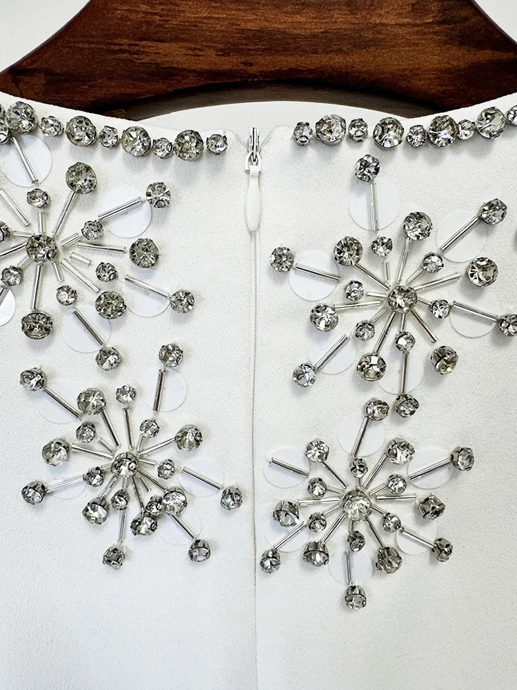 Zweiteiliges Damen-Set mit Rundhals und langen Ärmeln, verziert mit Diamant-Details, bestehend aus einem Oberteil und einem hoch taillierten Rock mit Patchwork-Taschen.