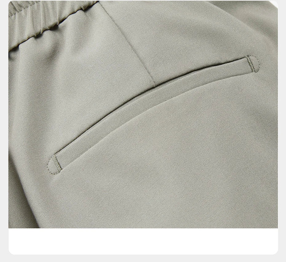 Eleganter Herrenanzug mit grauem Nadelstreifen, doppelreihigem Sakko, Weste und Hose – ideal für Hochzeit, Büro und festliche Anlässe.