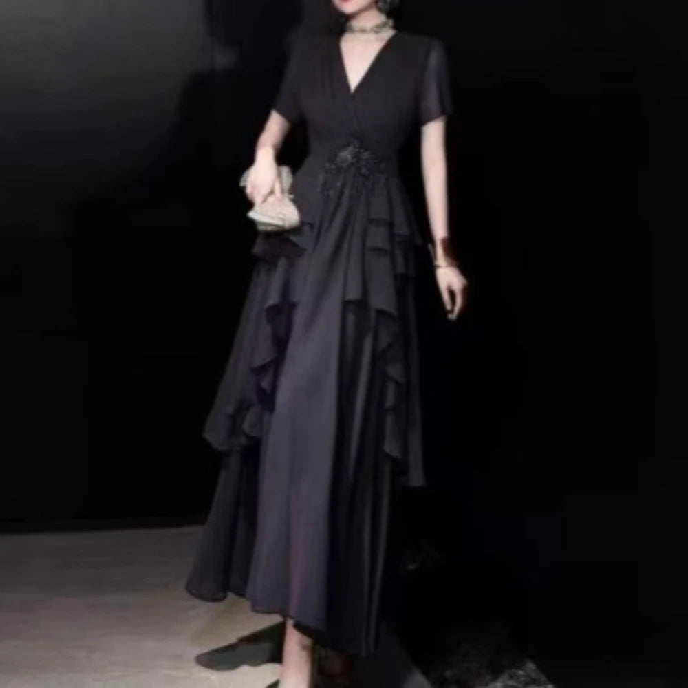 Ärmelloses Damen-Kleid mit V-Ausschnitt und transparenten Einsätzen – elegantes Patchwork-Design mit Falten für einen stilvollen Auftritt.
