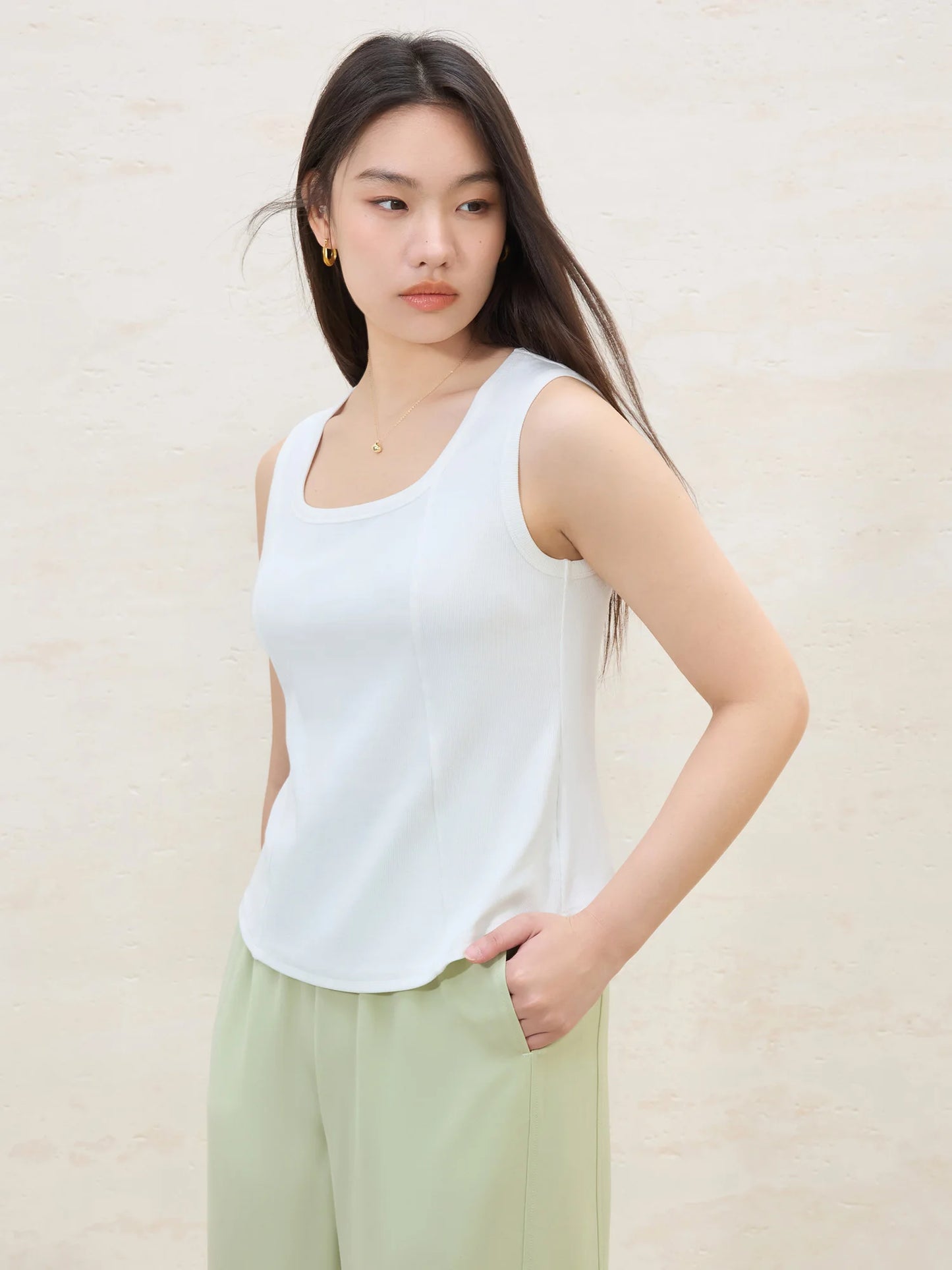 Kurzärmeliges Damen-T-Shirt aus Lyocell mit V-Ausschnitt und Metallperlen-Details – vielseitig und lässig für den Sommer