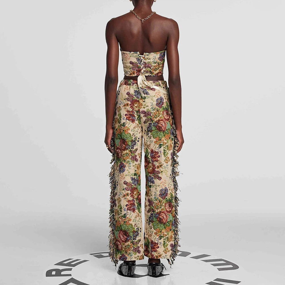 Elegantes Damenkleid mit Stehkragen und kurzen Ärmeln, bestickt und mit Spitzen-Patchwork – modisch und schick.