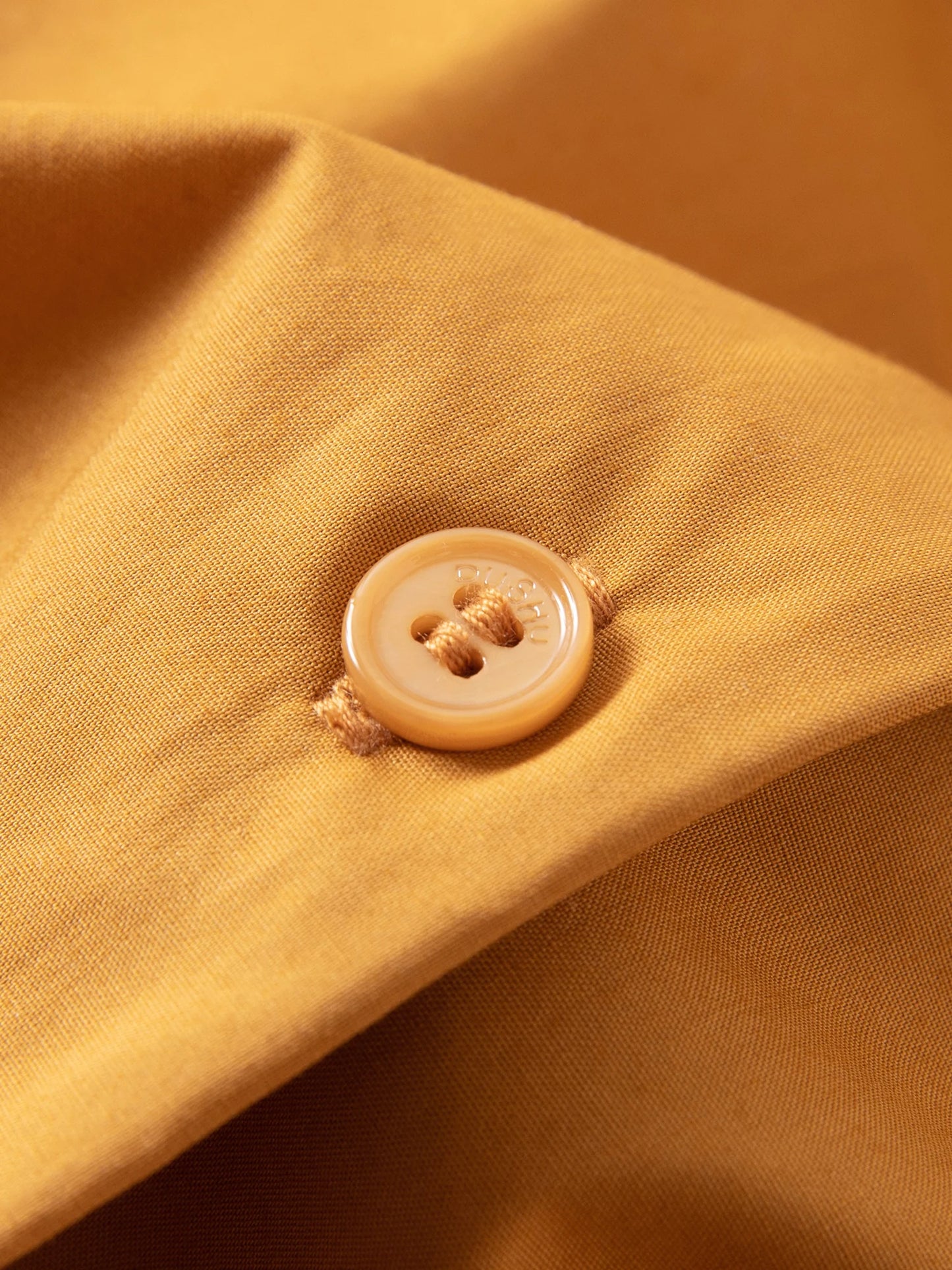 Damen-Bluse in Beige mit V-Ausschnitt und kurzen Ärmeln – leichte Sommermode für das Büro