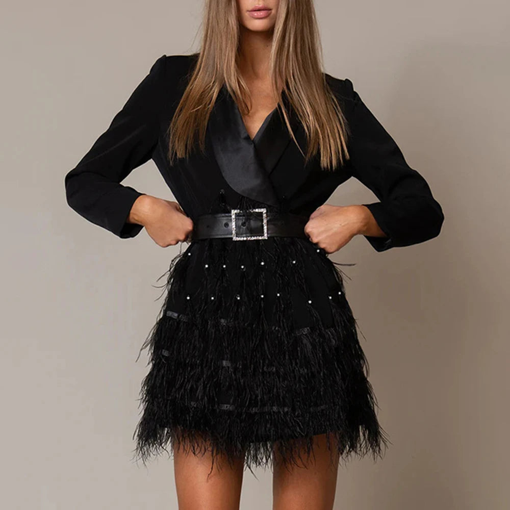 Elegantes Damenkleid mit V-Ausschnitt, kurzen Ärmeln und Perlenverzierung – figurbetontes Design mit Rüschen und Falten.