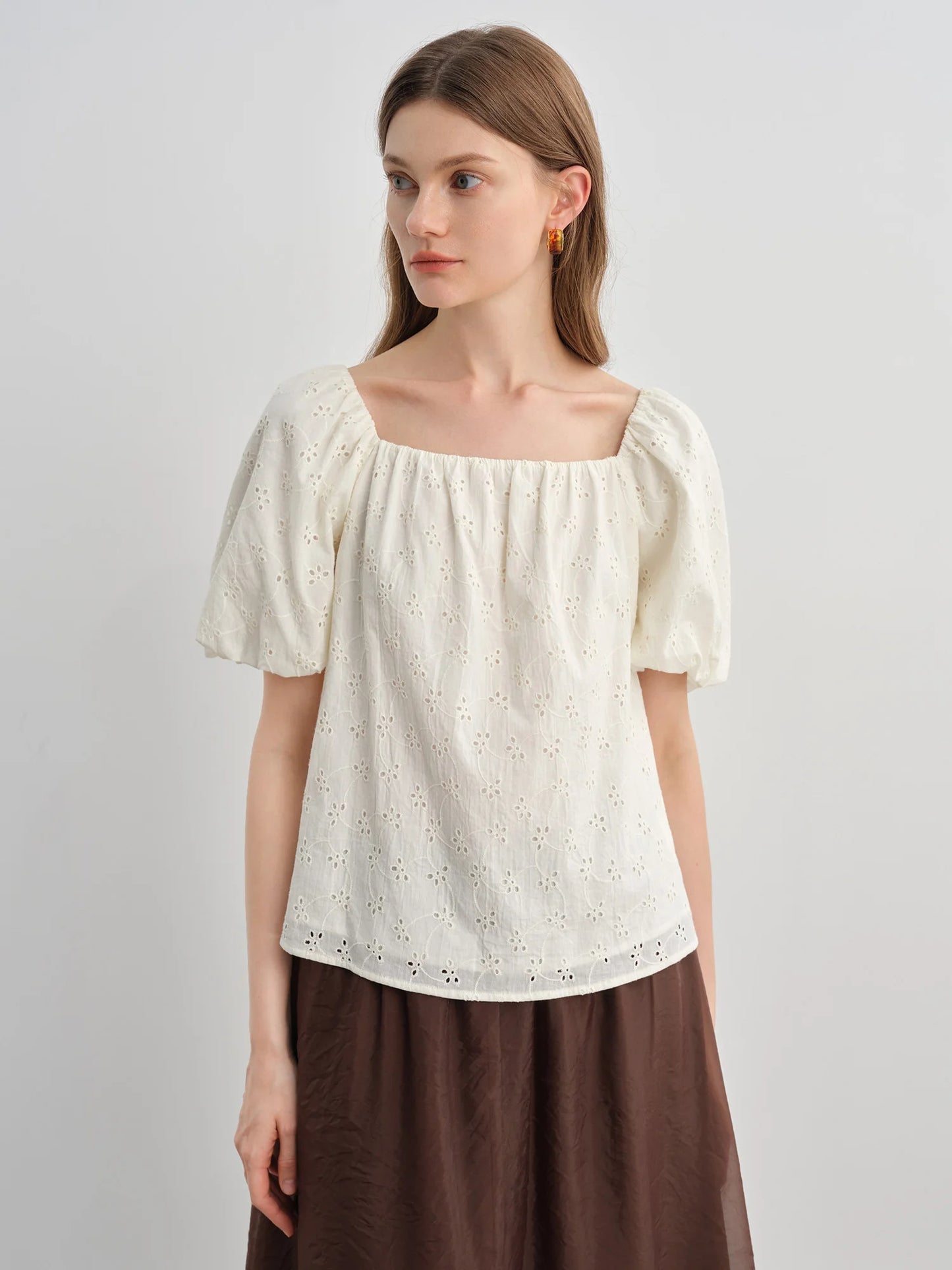 Lässiges Plus-Size Damen T-Shirt mit U-Ausschnitt und Rüschen, gestrickt im Fake-Zweiteiler-Look.