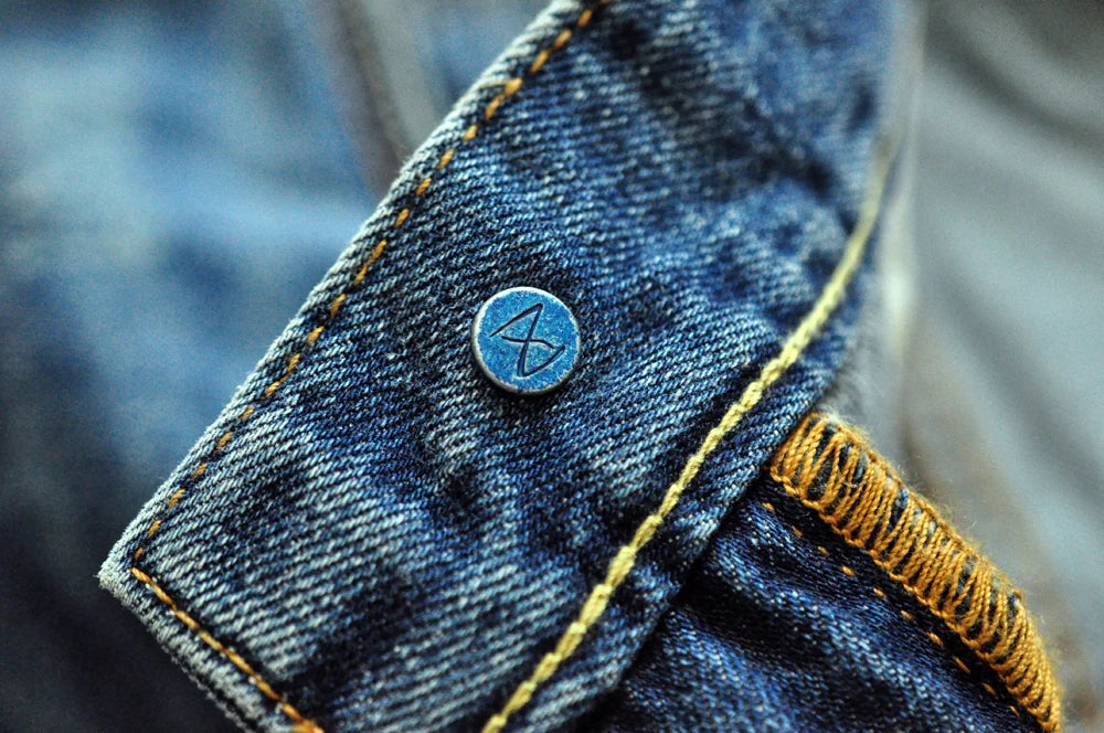 Männer Jeans im Vintage-Stil mit bestickten Patches und zerrissenen Details