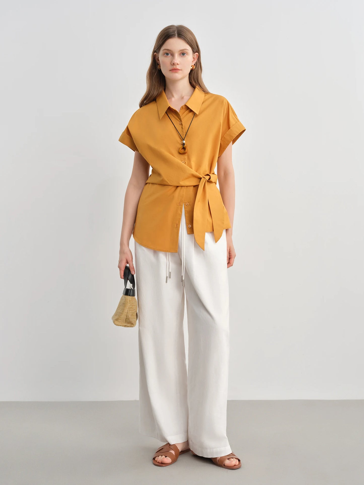 Damen-Bluse in Beige mit V-Ausschnitt und kurzen Ärmeln – leichte Sommermode für das Büro