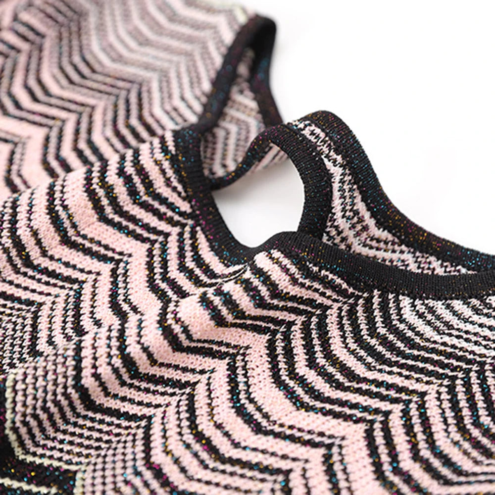 Zweiteiliges Damen-Set mit Rundhals und langen Ärmeln – Oberteil mit Diamant-Details und Rock mit hoher Taille und Patchwork-Taschen.