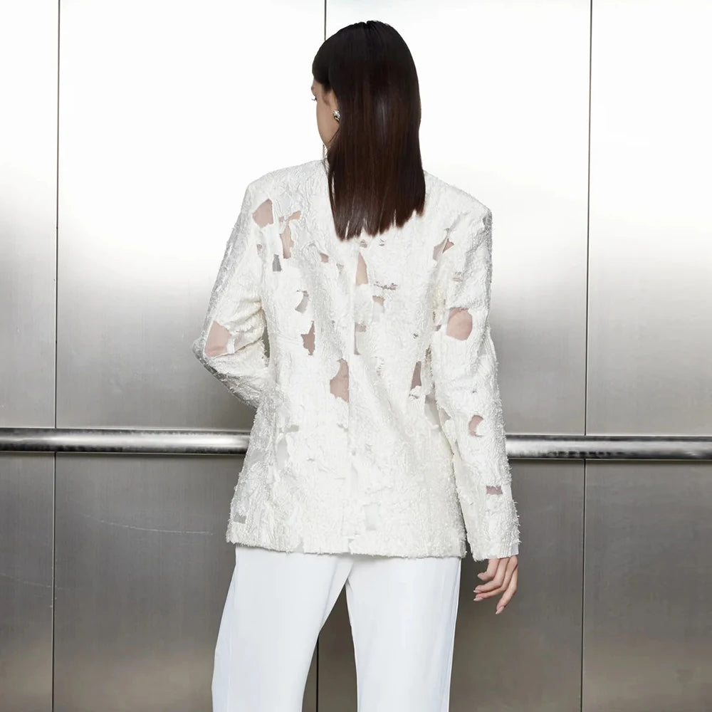 Elegantes trägerloses Minikleid für Damen mit Applikationen und Patchwork-Design – ärmellos und figurbetont mit verspielten Falten.