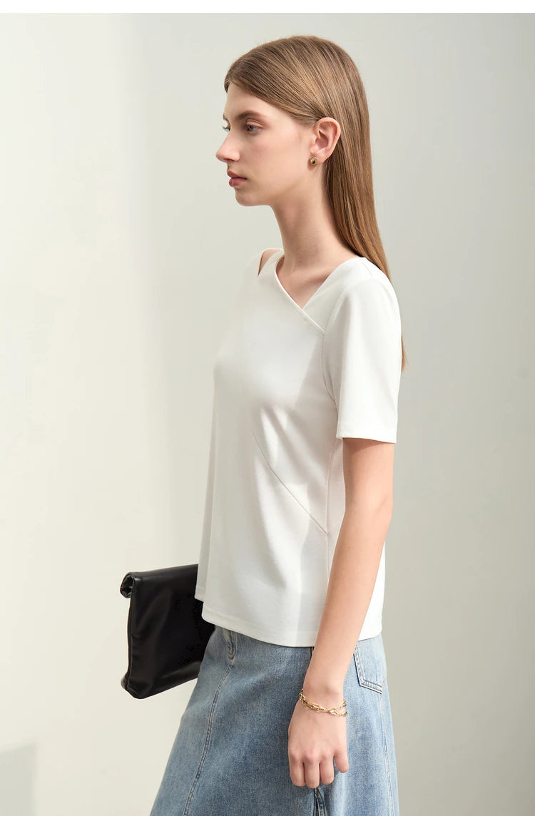 Damen T-Shirts im Minimalismus-Stil mit asymmetrischem V-Ausschnitt und kurzen Ärmeln