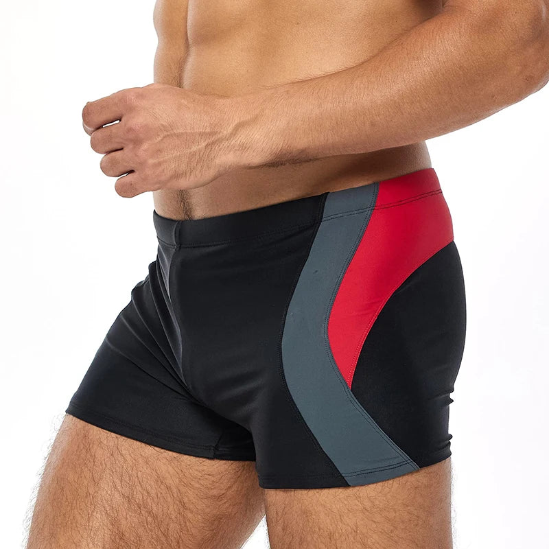 Sommerliche Herren-Badeshorts aus Nylon mit Mesh-Innenfutter und Kordelzug – ideal für Surfen und Sport.
