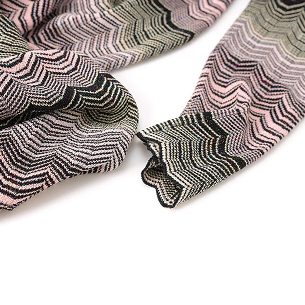 Zweiteiliges Damen-Set mit Rundhals und langen Ärmeln – Oberteil mit Diamant-Details und Rock mit hoher Taille und Patchwork-Taschen.