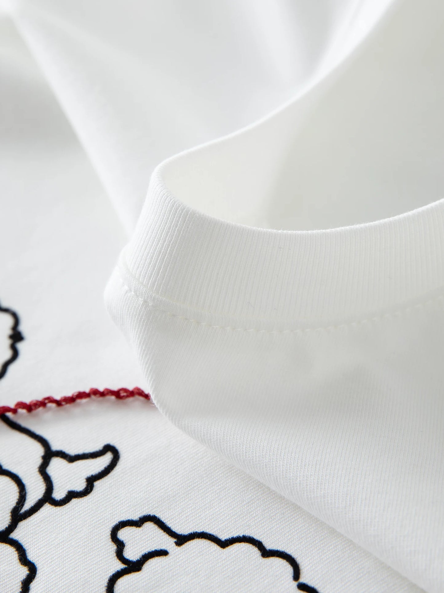 Damen T-Shirt mit V- und U-Ausschnitt, hoher Stretch und strukturierten Schultern – elastische Baumwolle im Y2K-Stil für den Sommer.
