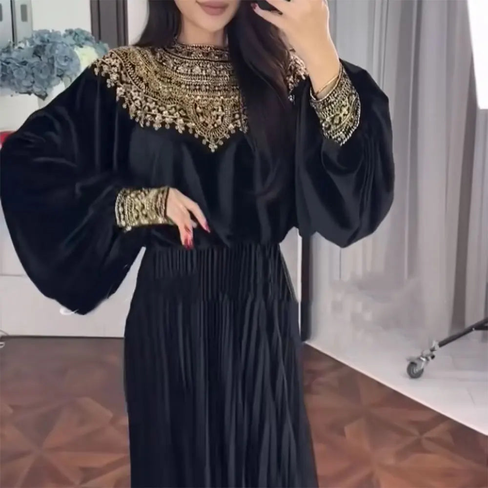 Elegantes Damenkleid mit Rundhalsausschnitt und langen Ärmeln – Patchwork-Design mit Perlen für einen stilvollen Auftritt.