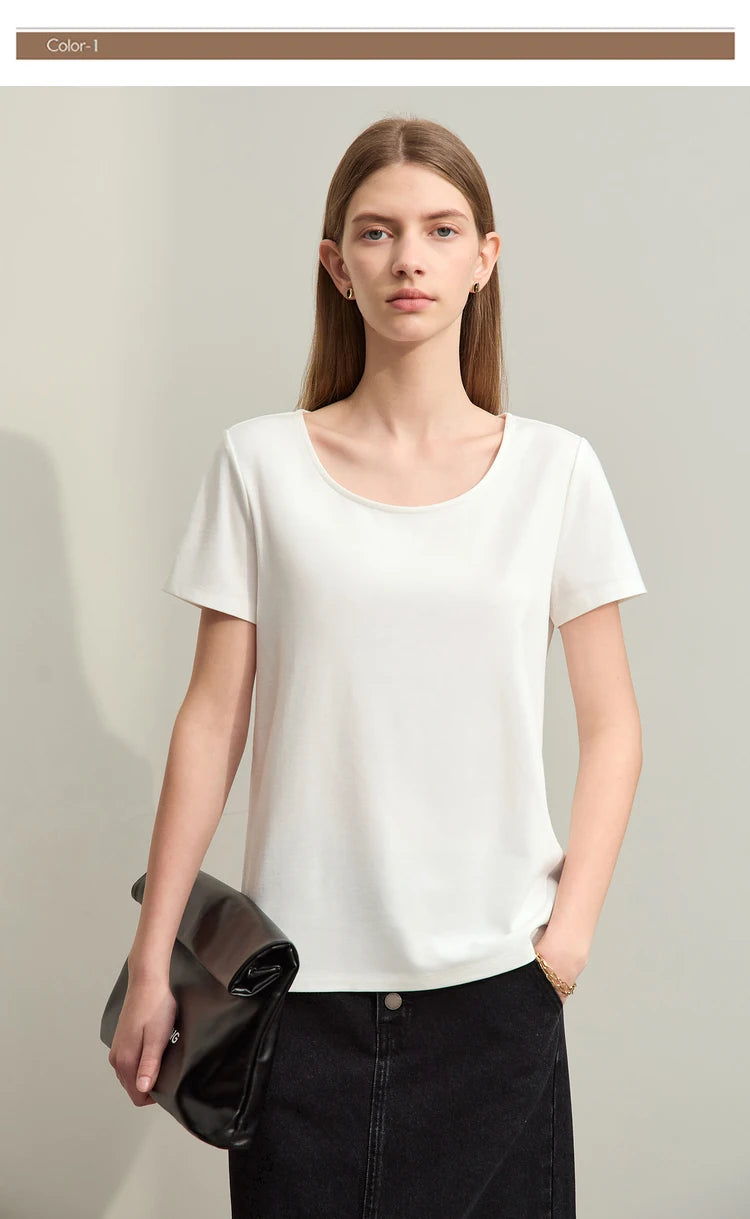 Damen T-Shirt im minimalistischen Stil mit großem U-Ausschnitt und kurzen Ärmeln