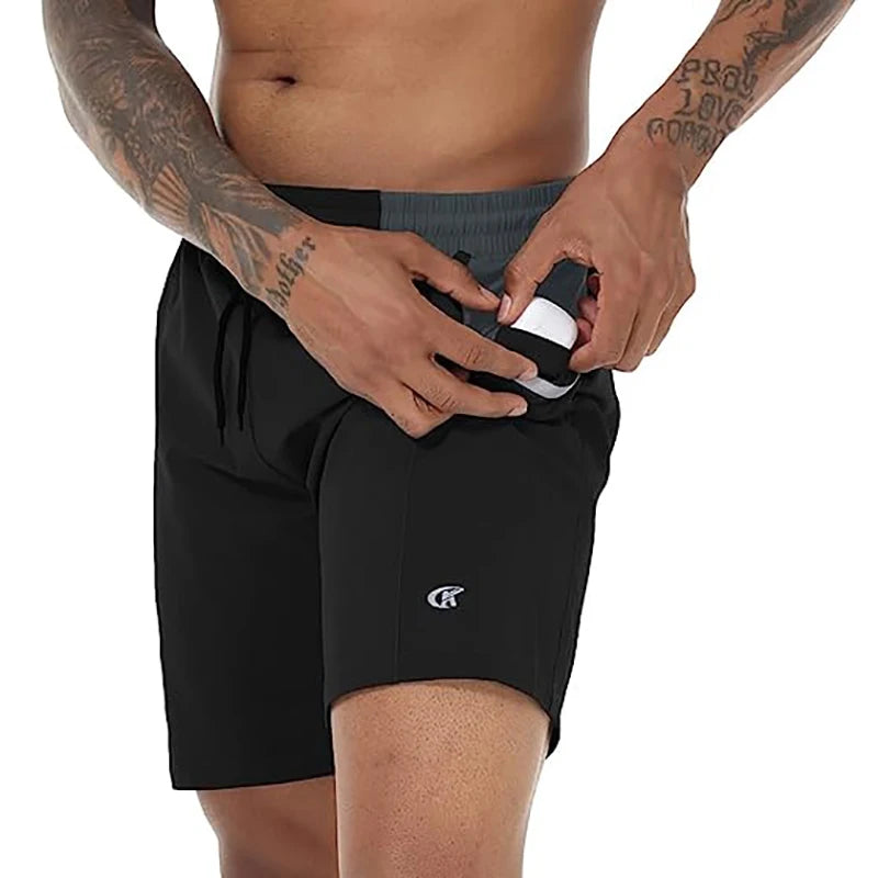 Sommerliche Herren-Badeshorts mit Camouflage-Streifen, schnelltrocknend, mit Reißverschlusstaschen und Mesh-Futter – ideal für Strand und Surfen.