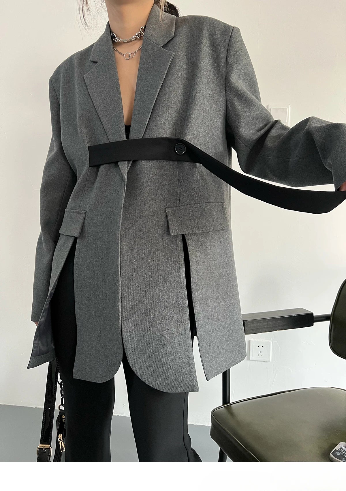 Elegantes Damen-Kleid mit Stehkragen und langen Ärmeln im Patchwork-Design mit Ketten-Details und Diamant-Muster.