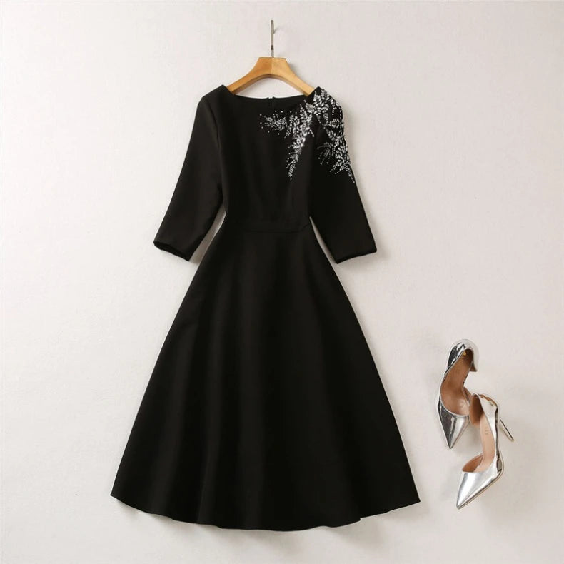 Elegantes Damenkleid mit quadratischem Ausschnitt, halblangen Ärmeln und Pailletten-Patchwork-Design – ideal für besondere Anlässe.