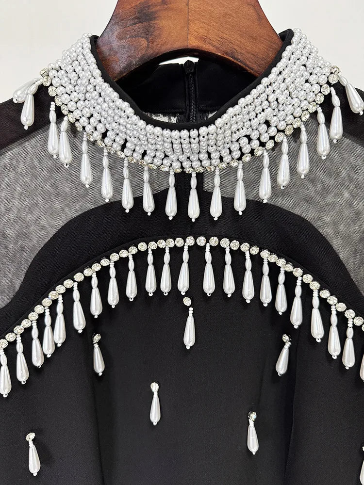 Elegantes ärmelloses Minikleid mit Rundhalsausschnitt und Patchwork-Schal für Damen – figurbetont und stilvoll.