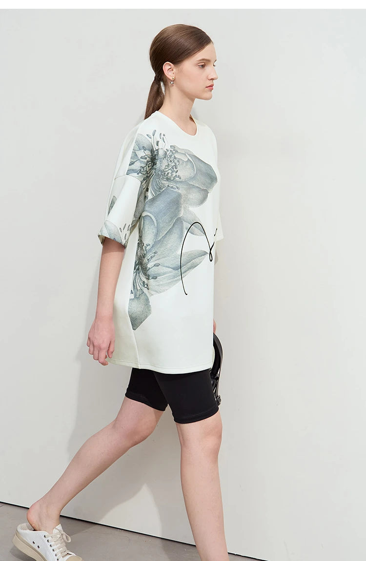 Damen T-Shirt mit lockerem O-Ausschnitt und Blumenmuster sowie Stickerei
