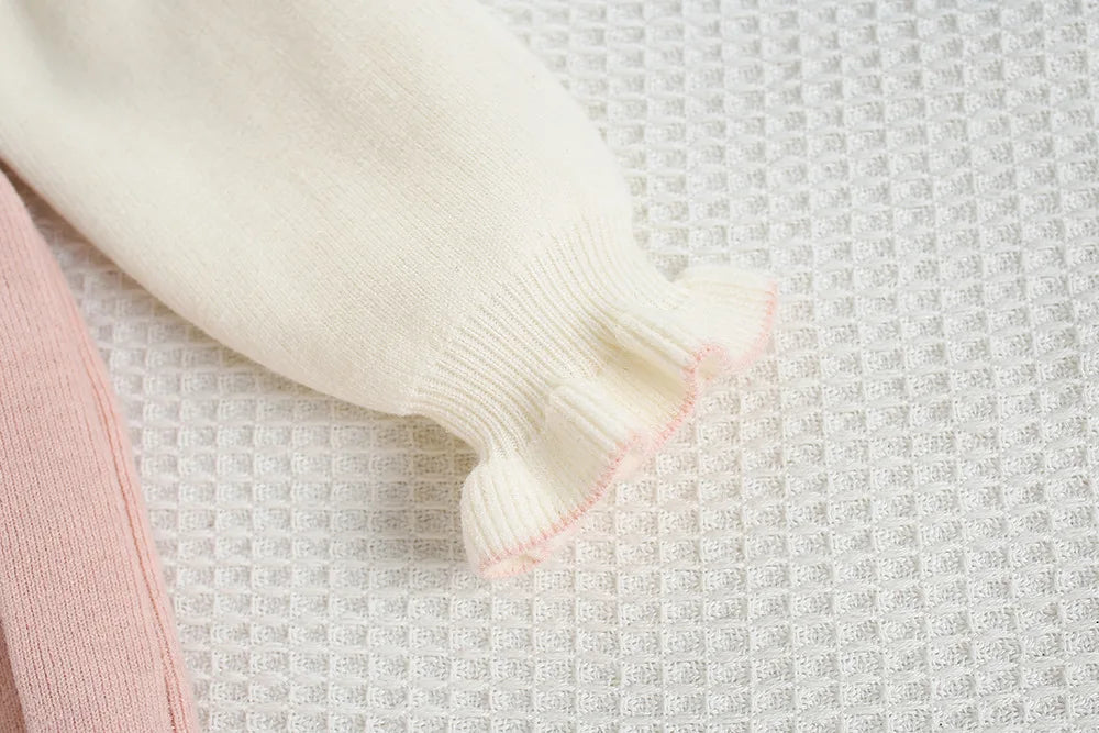 Mädchen Kleid aus gestricktem Material mit süßen gestickten Blumen und Farbblock