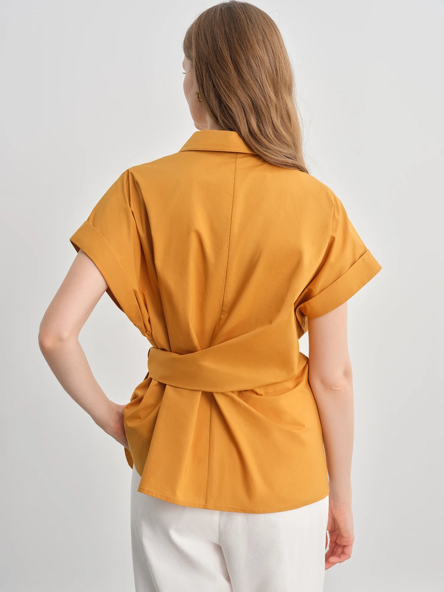 Damen-Bluse in Beige mit V-Ausschnitt und kurzen Ärmeln – leichte Sommermode für das Büro