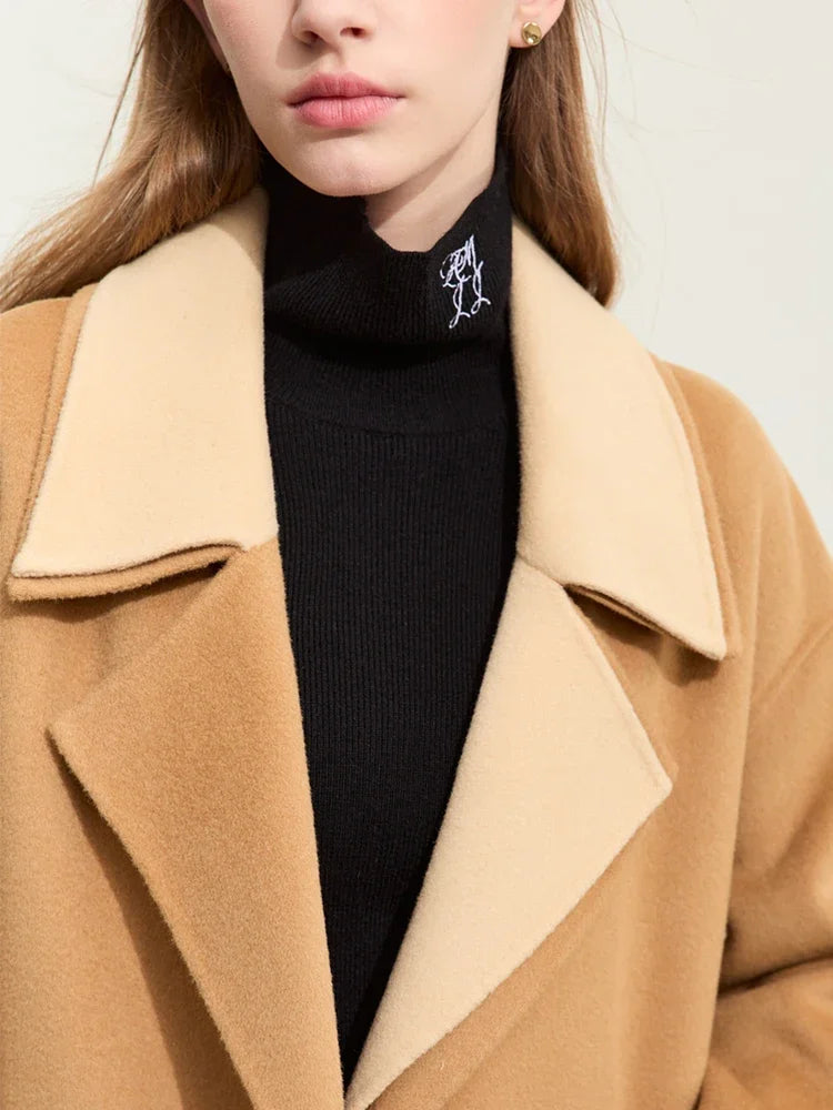 Damen Wollmantel im minimalistischen Design mit doppeltem Kragen und Taschen