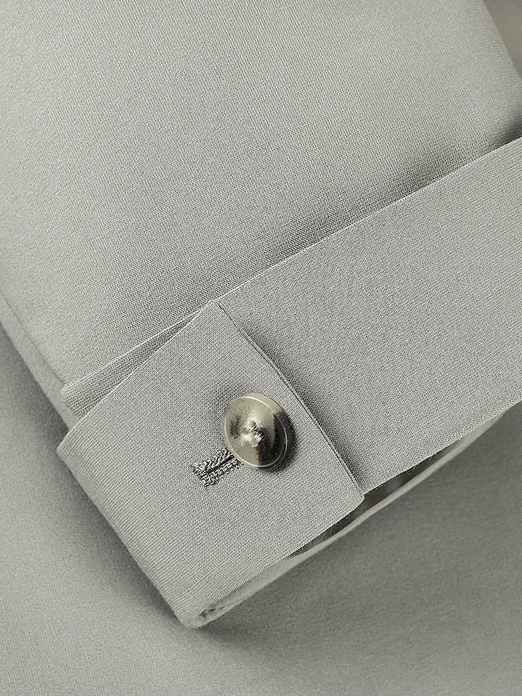 Eleganter Herrenanzug mit grauem Nadelstreifen, doppelreihigem Sakko, Weste und Hose – ideal für Hochzeit, Büro und festliche Anlässe.