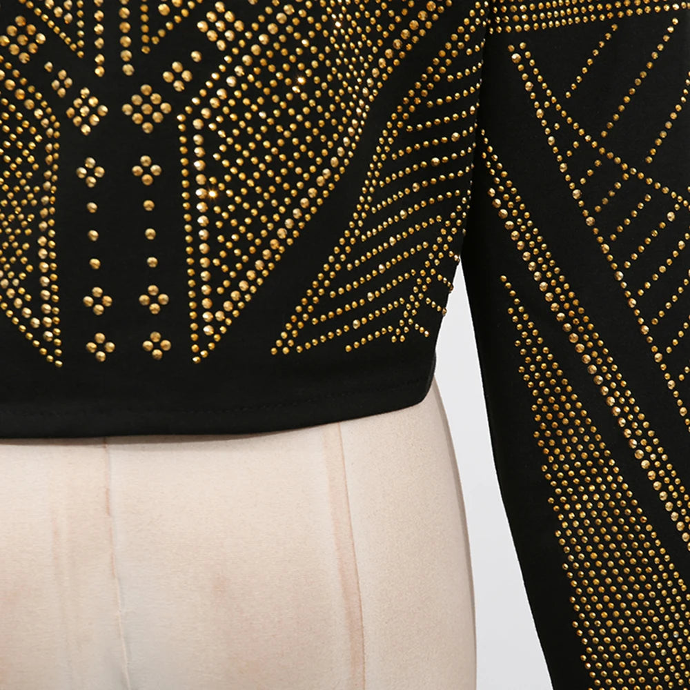 Lässige burgunderrote Damenbluse mit Schwingkragen und langen Ärmeln im Patchwork-Design – modisches Spitzenband-Detail.