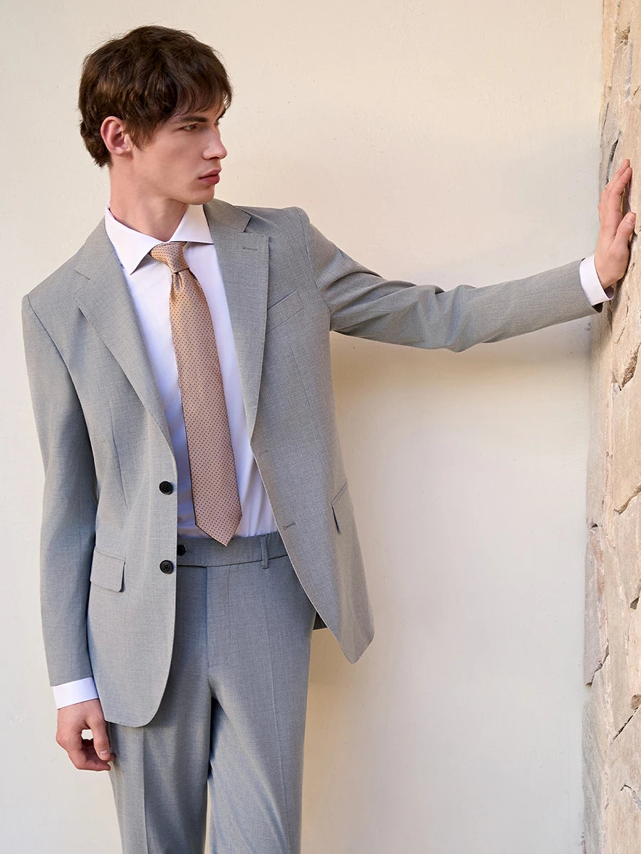 Schlanker Herren-Blazer im klassischen europäischen Stil mit hellbraunem Karomuster – ideal für Hochzeiten und formelle Anlässe