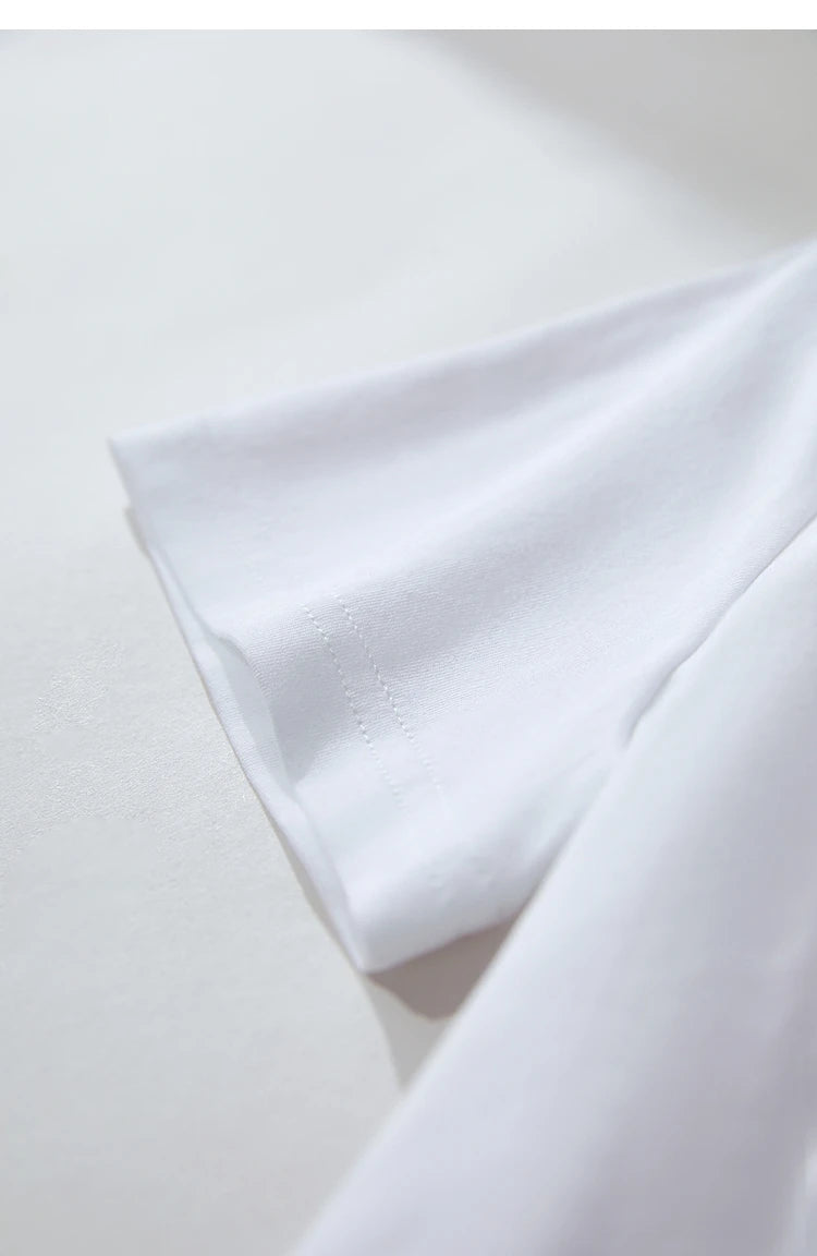 Damen T-Shirt im Minimalismus-Stil mit coolem Druck aus antimikrobieller Baumwolle