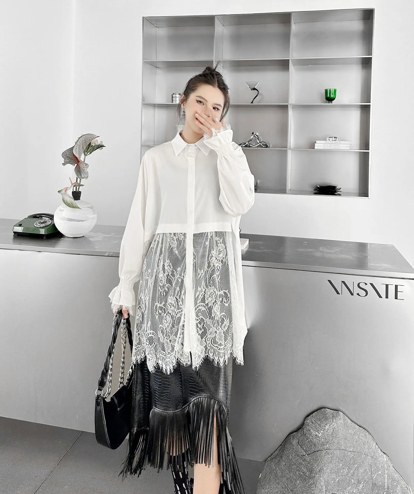 Elegantes Damen-Minikleid mit Rundhalsausschnitt, langen Ärmeln und Schnürung im Patchwork-Design – figurbetont und stilvoll.