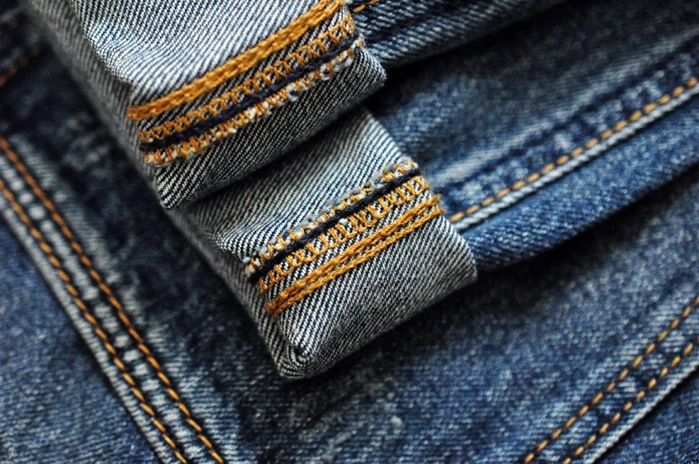 Männer Jeans im Vintage-Stil mit bestickten Patches und zerrissenen Details
