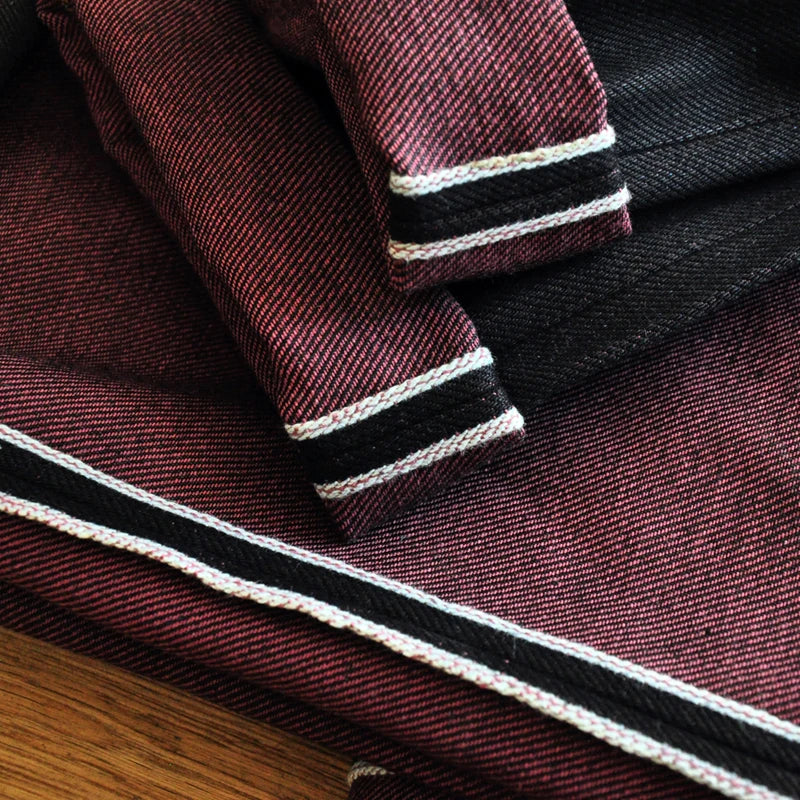 Herren Jeans aus Selvedge Denim mit doppelseitiger Färbung und gerader Passform