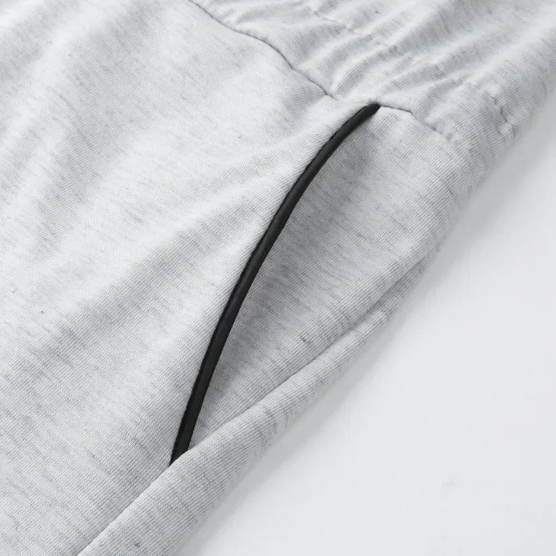 Weite Herren-Sommerhose mit Streifenmuster und Schlitz – lässig und vielseitig für den Alltag