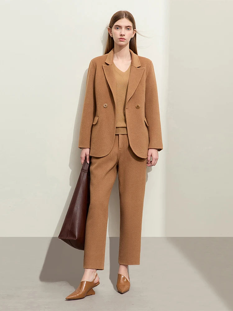 Damen Wollmantel im minimalistischen Stil mit Gürtel und gekerbtem Kragen