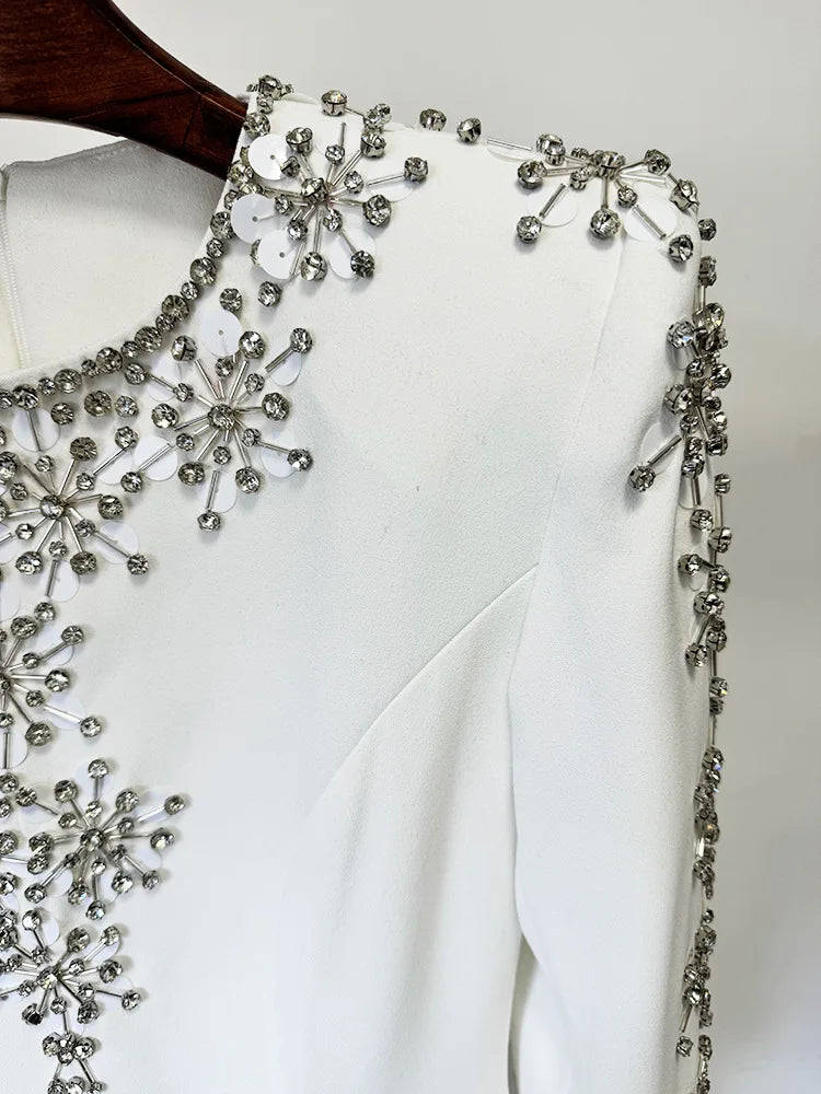 Zweiteiliges Damen-Set mit Rundhals und langen Ärmeln, verziert mit Diamant-Details, bestehend aus einem Oberteil und einem hoch taillierten Rock mit Patchwork-Taschen.