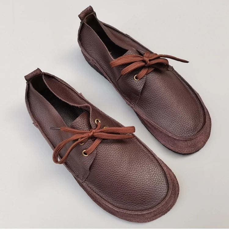 Paar leichte Herren-Schnürschuhe aus braunem Leder, runde Kappe, orange Schnürsenkel
