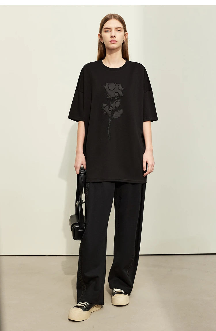 Damen T-Shirts im minimalistischen Stil mit Stickerei und O-Ausschnitt