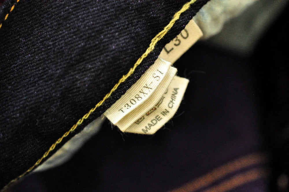 Herren Jeans im Vintage-Stil mit doppelseitiger Färbung und Kanten