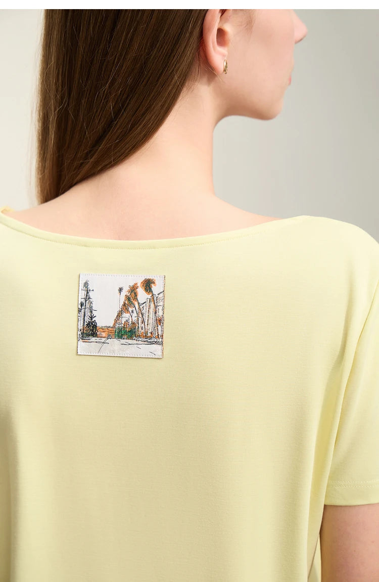 Damen T-Shirt im minimalistischen Stil mit großem U-Ausschnitt und kurzen Ärmeln