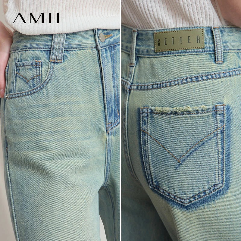 Damen Jeans im minimalistischen Sommer-Style mit schmalem geradem Bein