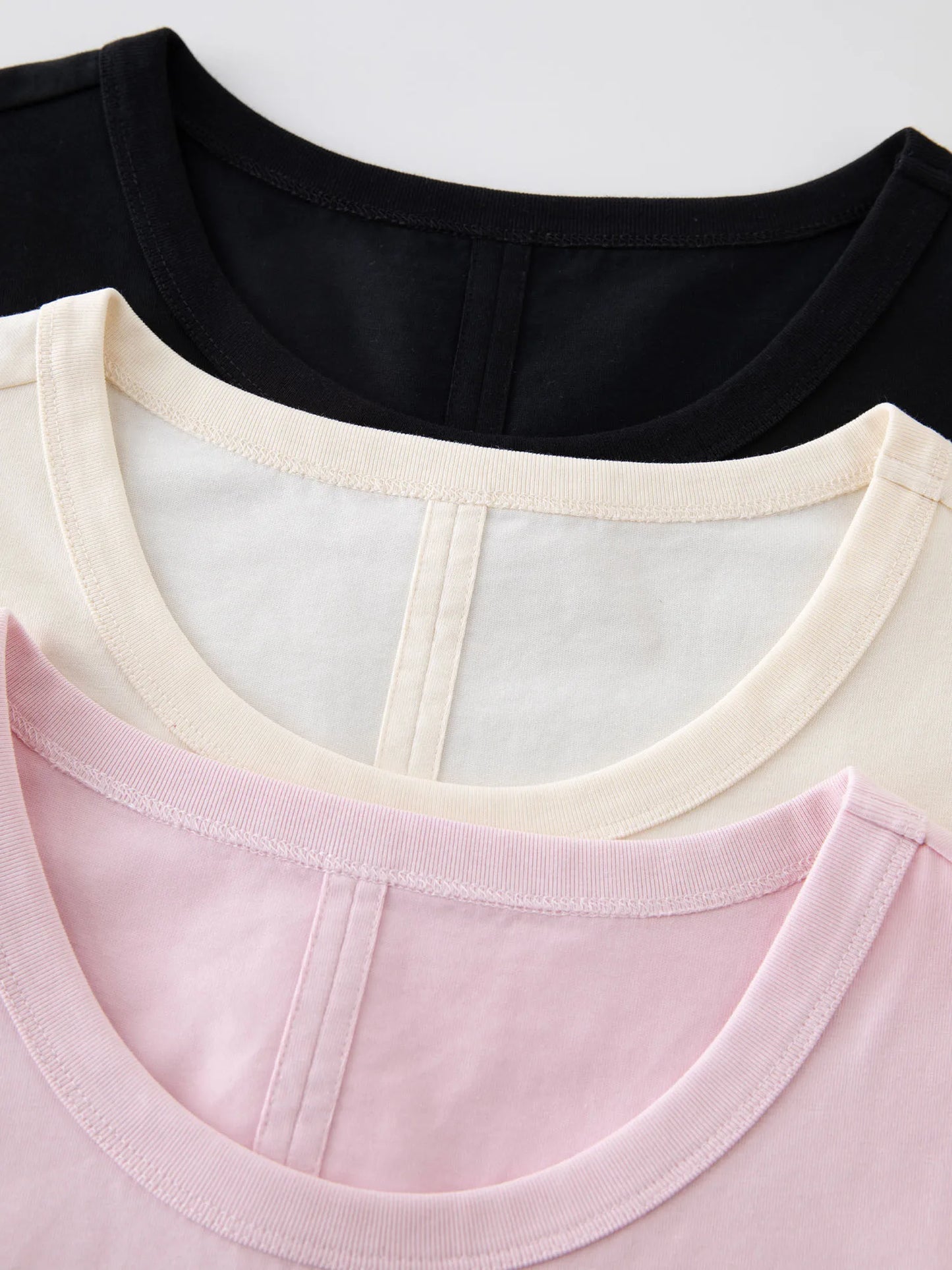 Beiges Damen-T-Shirt mit Rundhalsausschnitt und kontrastierendem Buchstaben-Print – ideal für den Sommer