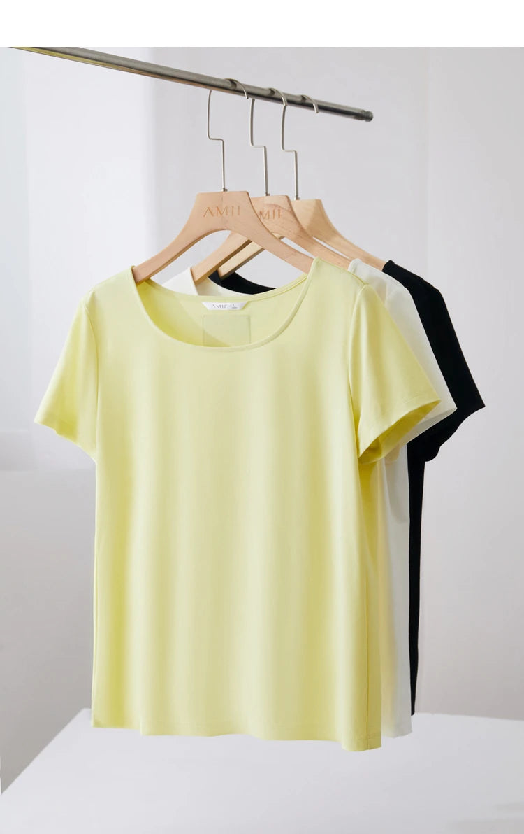 Damen T-Shirt im minimalistischen Stil mit großem U-Ausschnitt und kurzen Ärmeln