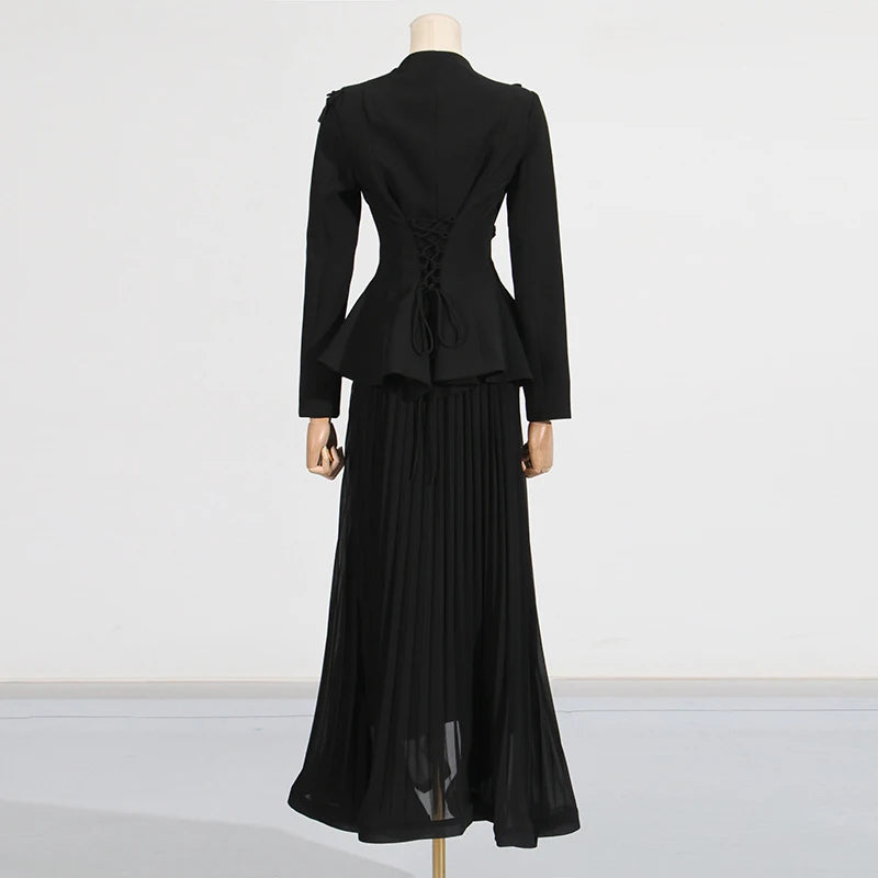 Elegantes Damenkleid mit Rundhalsausschnitt, halblangen Ärmeln und Spitzen-Patchwork-Design – figurbetont und stilvoll.