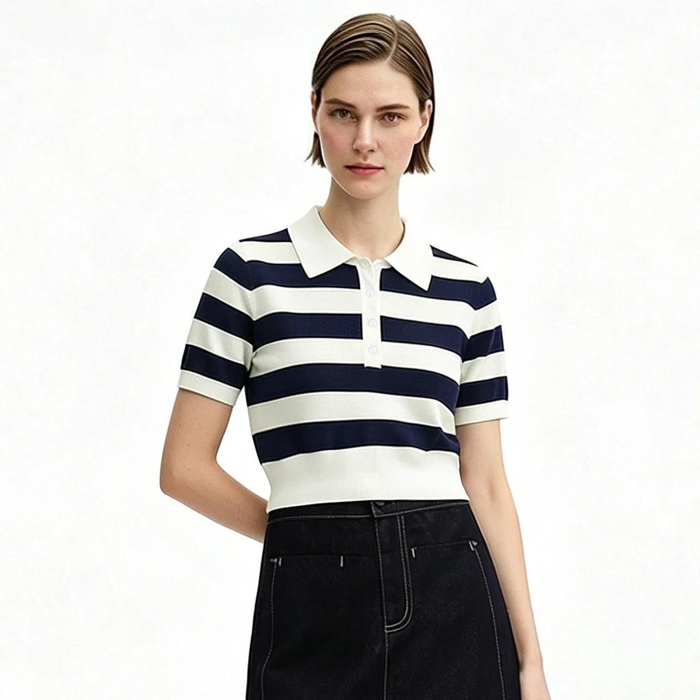 Gestreiftes Damen-Stricktop mit Polokragen, Kurzarm und Knopfleiste in Blau-Weiß