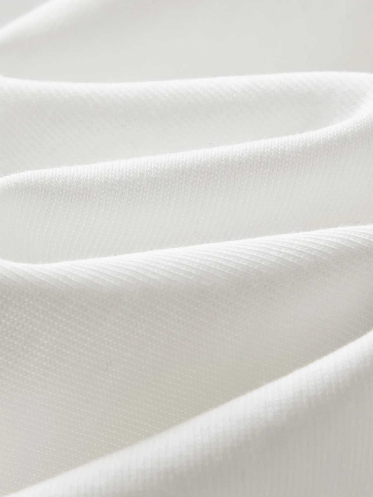 Damen T-Shirt mit V-Ausschnitt und strukturierten Schultern im Retro-Twist-Knotendesign für eine schlanke Silhouette
