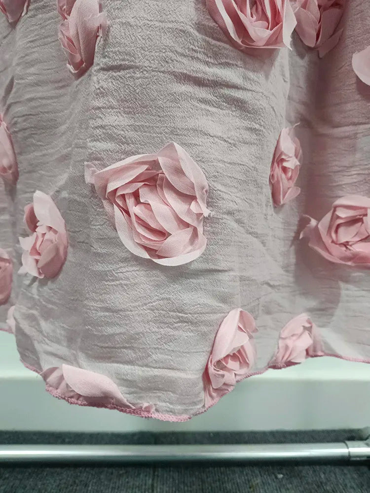 Elegantes Damen-Kleid mit Reverskragen, langen Ärmeln und doppelreihigem Patchwork-Design – figurbetont und stilvoll.