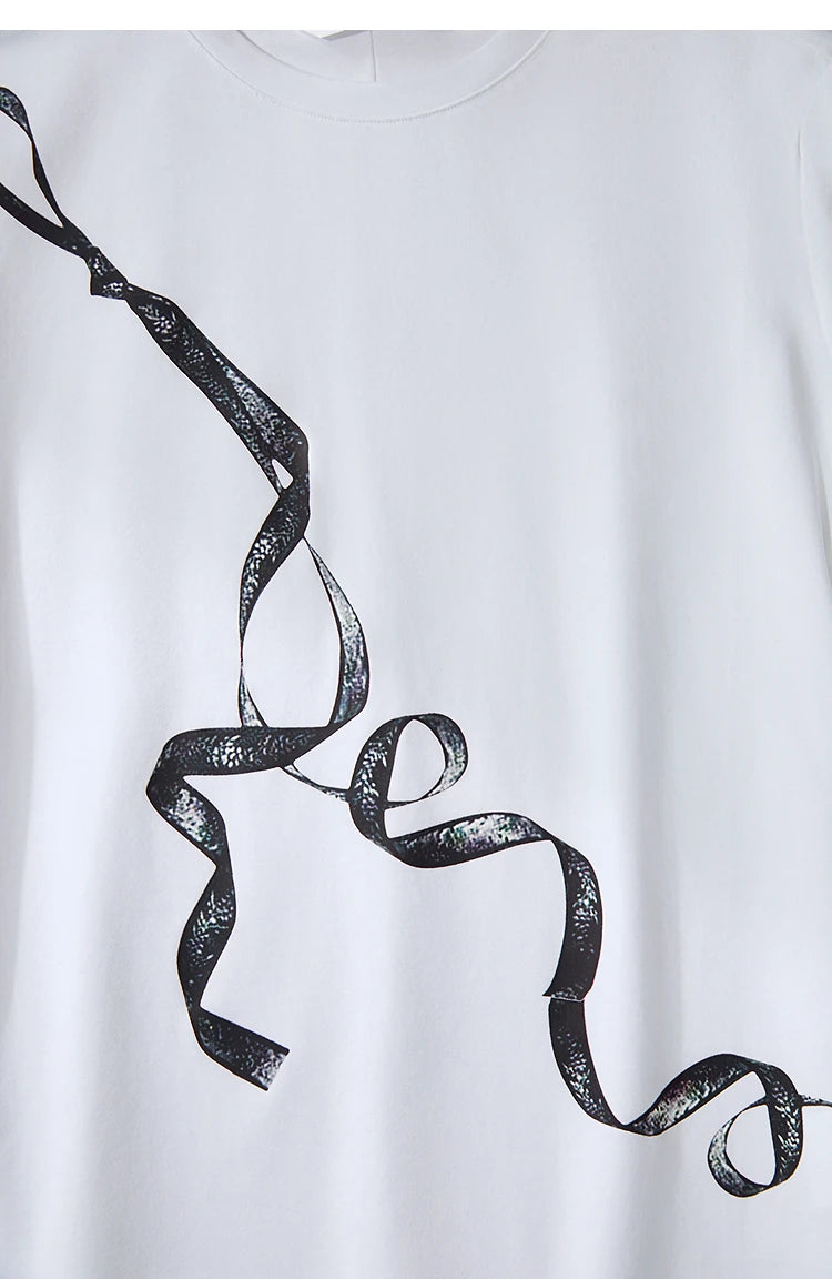 Damen T-Shirt im Minimalismus-Stil mit coolem Druck aus antimikrobieller Baumwolle